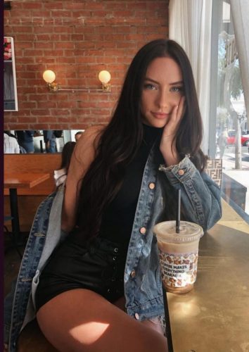 Mezitli'nin Direniş Sembolü: Büyüleyici Escort Kızı